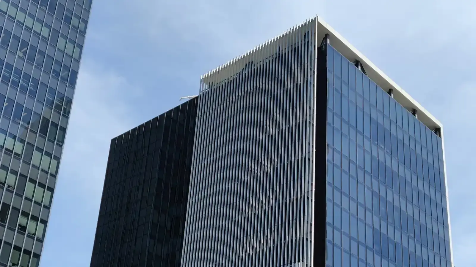 Edificio de justicia representando nuestra visión de ser líderes en asesoría legal en Huancavelica