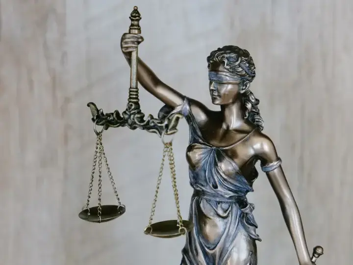 Asesoría legal en derecho administrativo en Huancavelica - Imagen de la justicia con una balanza